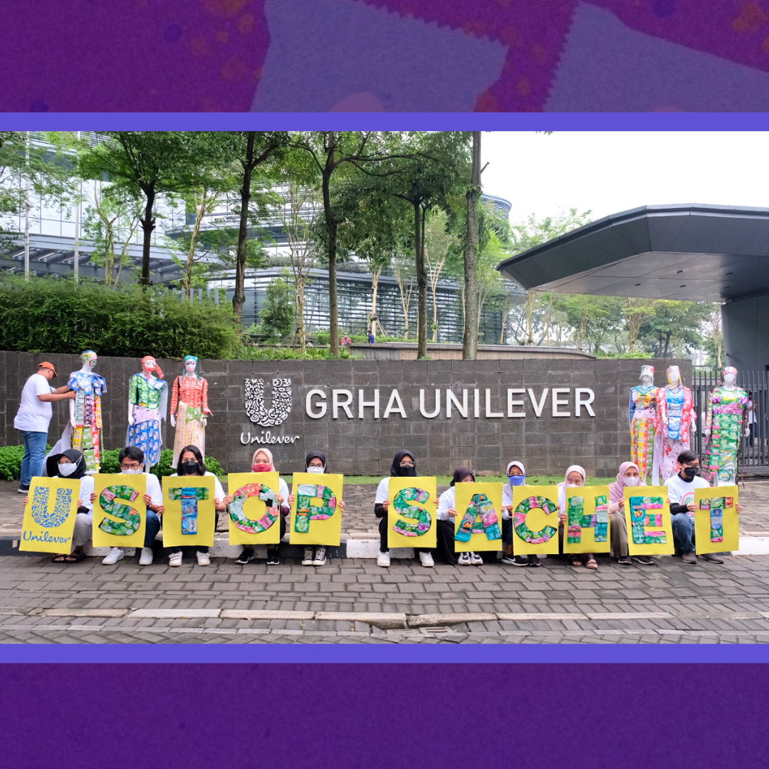 Photo: Adrian Ilman/Alliance for Zero Waste Indonesia | Aliansi Zero Waste Indonesia asks Unilever to #QuitSachets